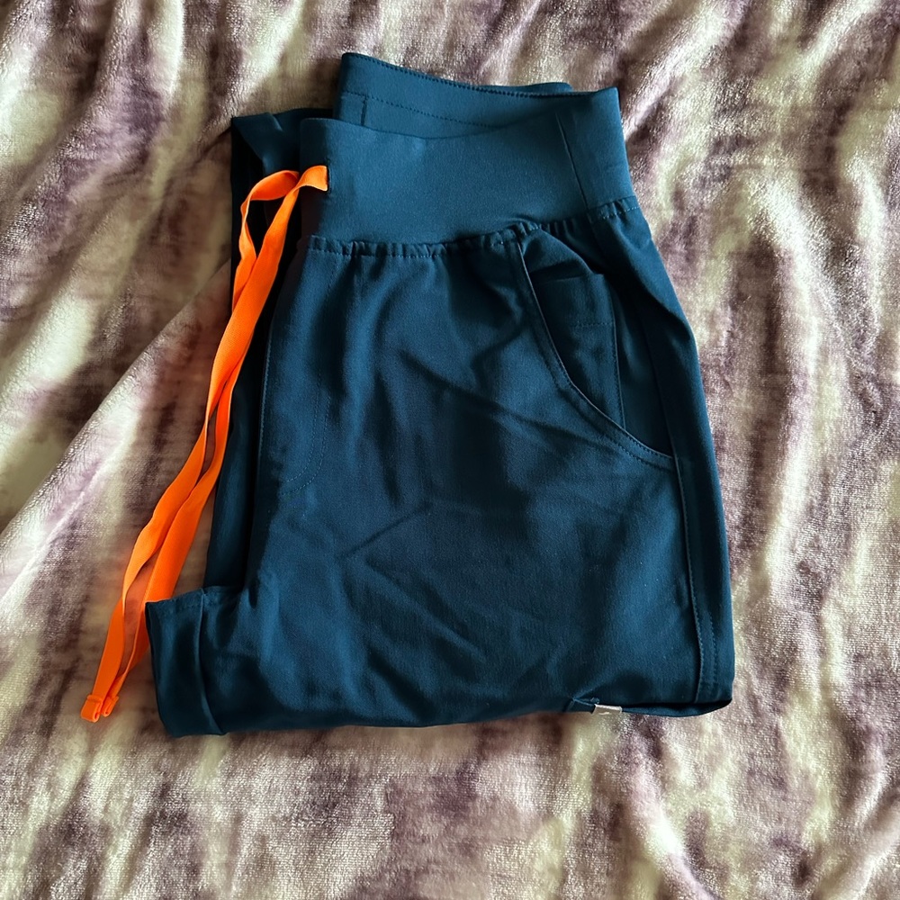 NWOT figs xs skinny deep reef scrub pants
